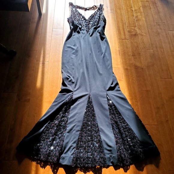 Stunning Sequin Backless Trumpet Dress 🖤 - Picture 10 of 16